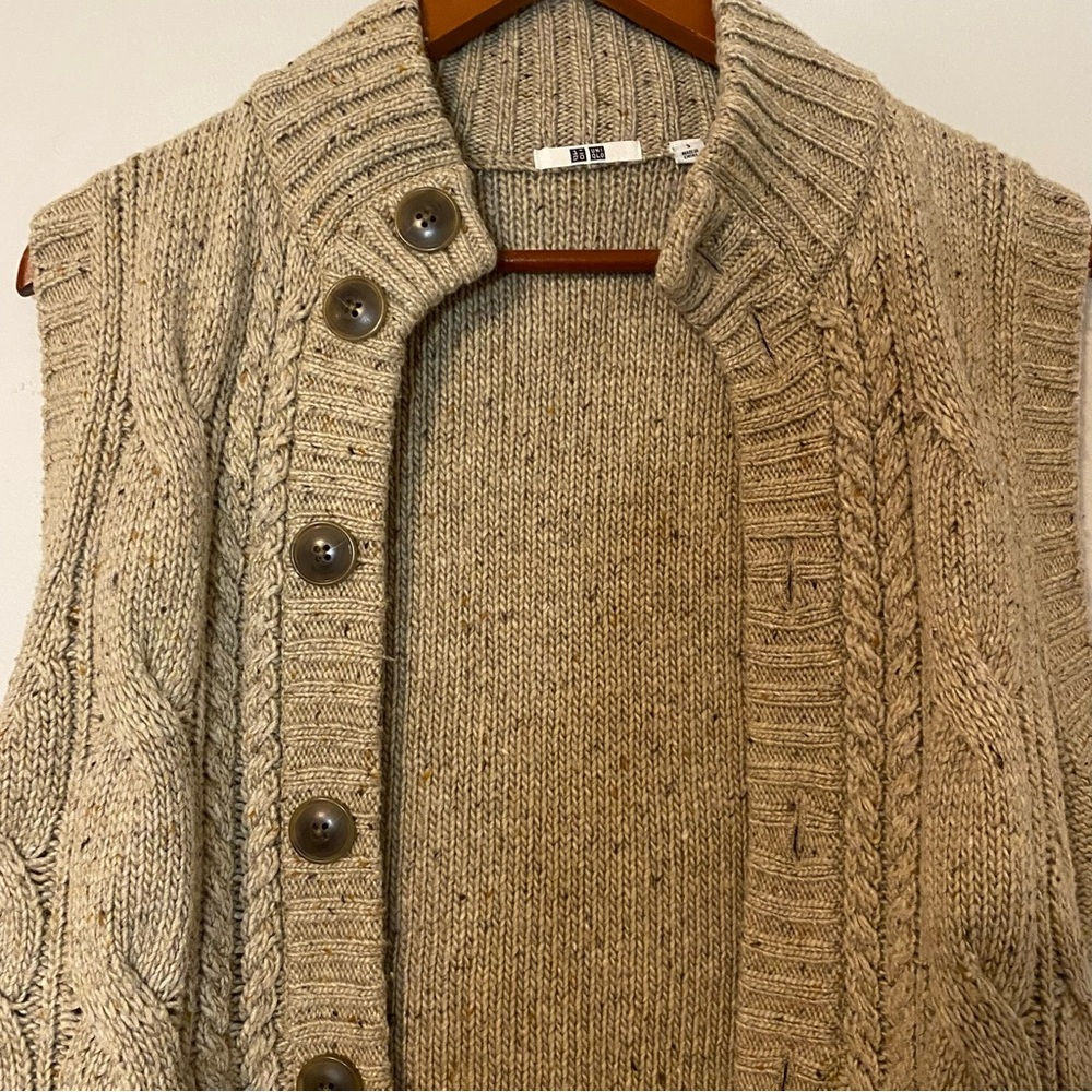 Uniqlo Women 6 Sleeveless Cardigan Vest Cable Knit Button Up Grandpa Chunky - Picture 6 of 9